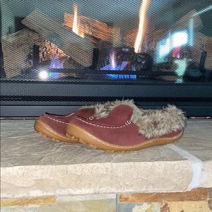 Woman’s Columbia slipper 8.5